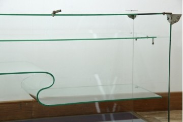 和製アンティーク　希少デザイン　S字ガラス棚のデザインがおしゃれな両開き卓上ガラスケース　(R-082215)