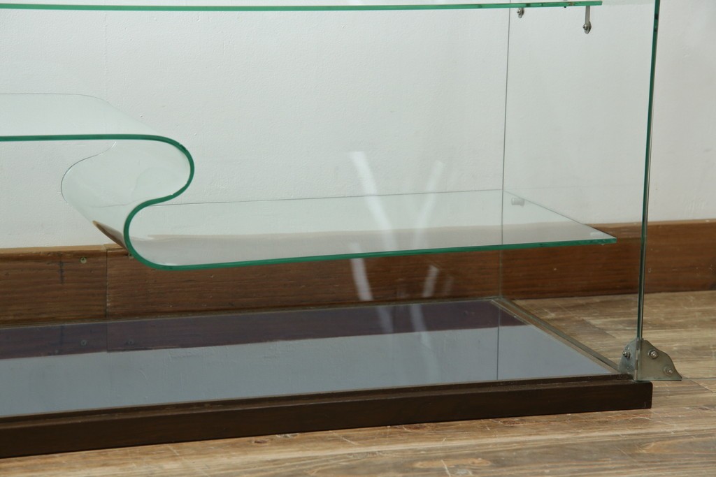 和製アンティーク　希少デザイン　S字ガラス棚のデザインがおしゃれな両開き卓上ガラスケース　(R-082215)