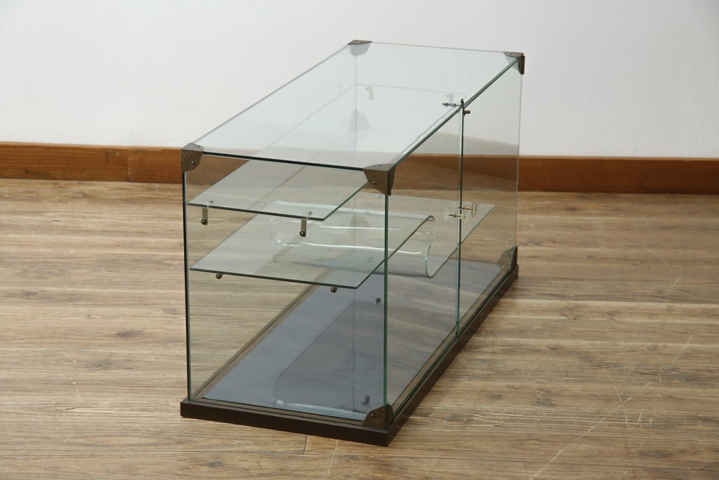 和製アンティーク　希少デザイン　S字ガラス棚のデザインがおしゃれな両開き卓上ガラスケース　(R-082215)