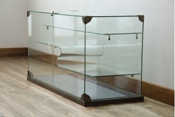 和製アンティーク　希少デザイン　S字ガラス棚のデザインがおしゃれな両開き卓上ガラスケース　(R-082215)