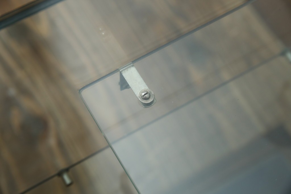 和製アンティーク　希少デザイン　S字ガラス棚のデザインがおしゃれな両開き卓上ガラスケース　(R-082215)