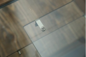 和製アンティーク　希少デザイン　S字ガラス棚のデザインがおしゃれな両開き卓上ガラスケース　(R-082215)