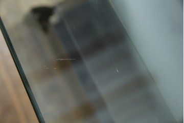 和製アンティーク　希少デザイン　S字ガラス棚のデザインがおしゃれな両開き卓上ガラスケース　(R-082215)