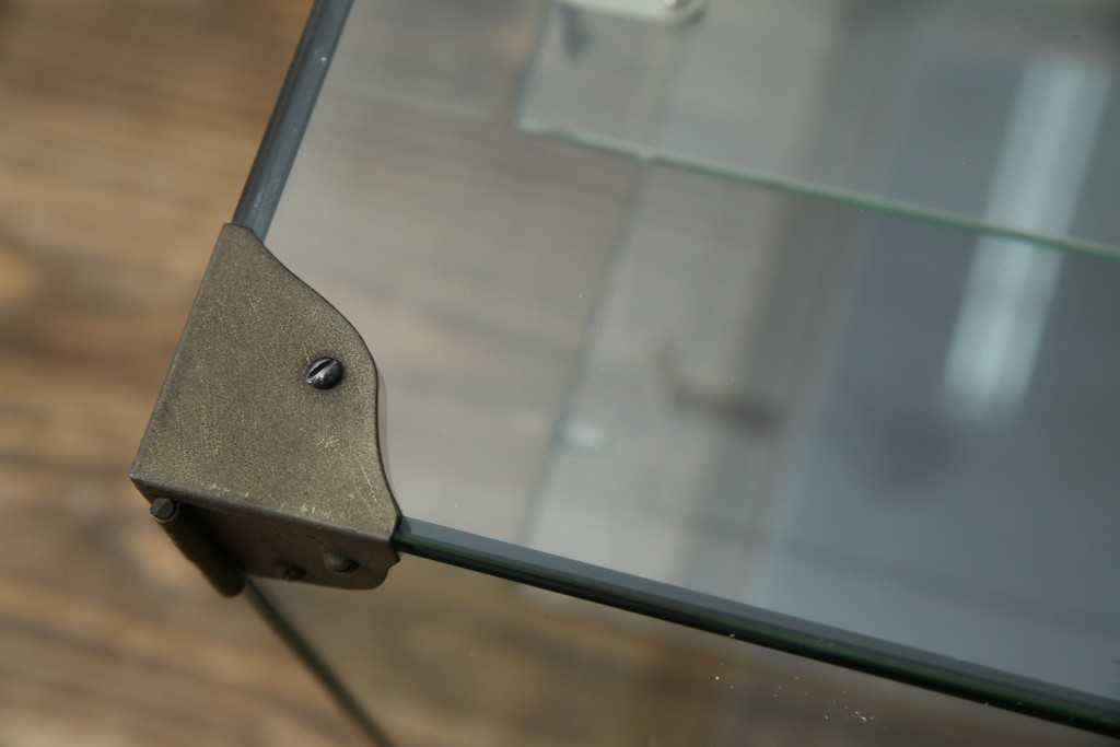 和製アンティーク　希少デザイン　S字ガラス棚のデザインがおしゃれな両開き卓上ガラスケース　(R-082215)