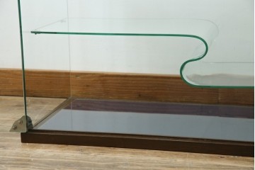 和製アンティーク　希少デザイン　S字ガラス棚のデザインがおしゃれな両開き卓上ガラスケース　(R-082215)