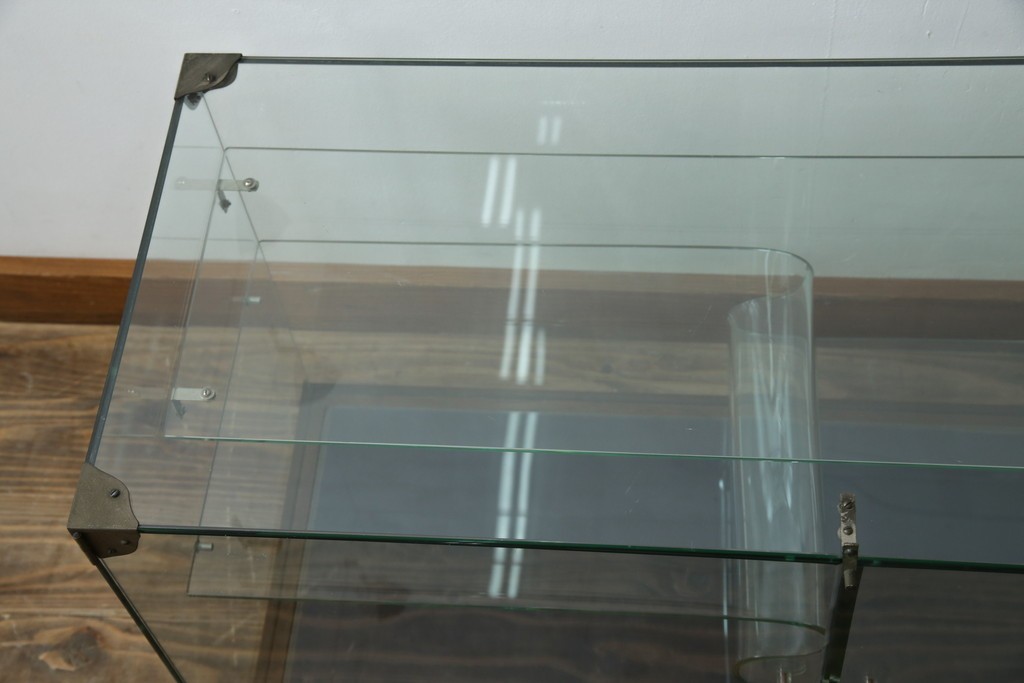 和製アンティーク　希少デザイン　S字ガラス棚のデザインがおしゃれな両開き卓上ガラスケース　(R-082215)