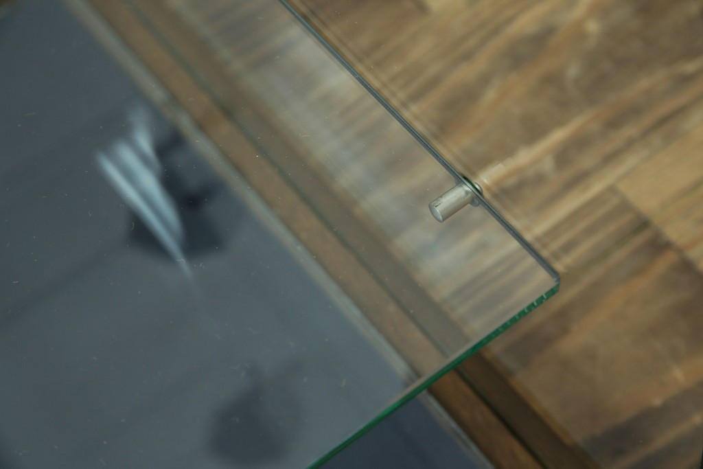 和製アンティーク　希少デザイン　S字ガラス棚のデザインがおしゃれな両開き卓上ガラスケース　(R-082215)