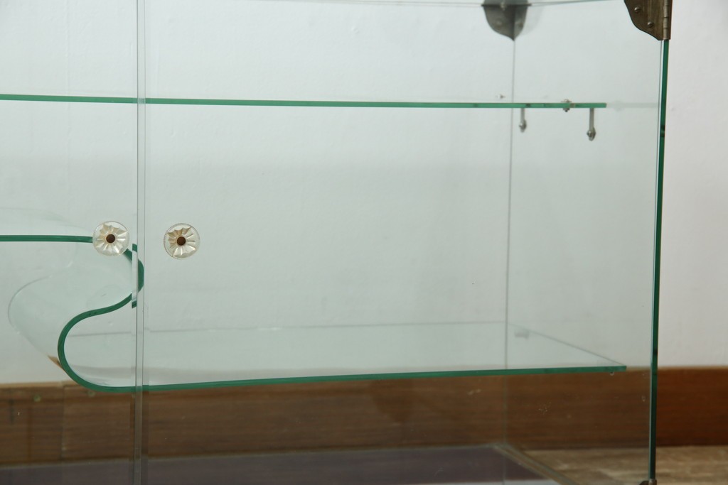 和製アンティーク　希少デザイン　S字ガラス棚のデザインがおしゃれな両開き卓上ガラスケース　(R-082215)