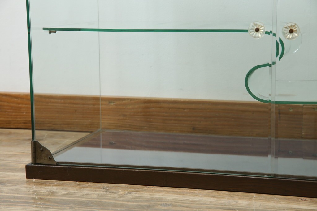 和製アンティーク　希少デザイン　S字ガラス棚のデザインがおしゃれな両開き卓上ガラスケース　(R-082215)