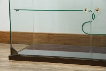和製アンティーク　希少デザイン　S字ガラス棚のデザインがおしゃれな両開き卓上ガラスケース　(R-082215)