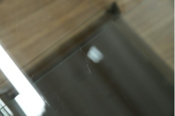 和製アンティーク　希少デザイン　S字ガラス棚のデザインがおしゃれな両開き卓上ガラスケース　(R-082215)