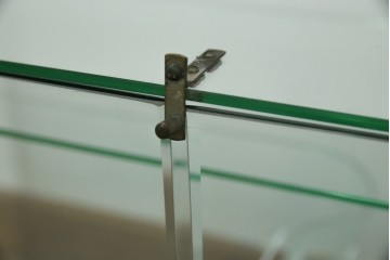 和製アンティーク　希少デザイン　S字ガラス棚のデザインがおしゃれな両開き卓上ガラスケース　(R-082215)