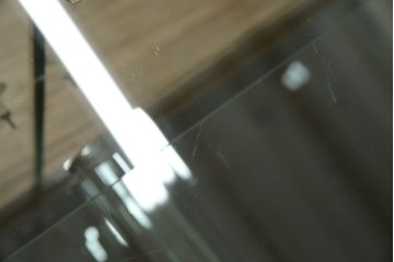 和製アンティーク　希少デザイン　S字ガラス棚のデザインがおしゃれな両開き卓上ガラスケース　(R-082215)