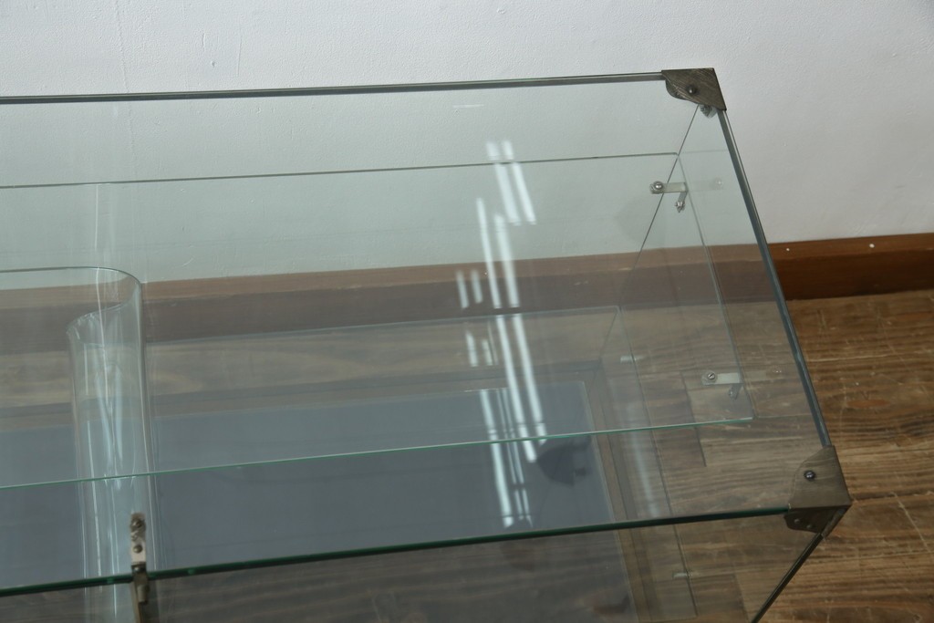 和製アンティーク　希少デザイン　S字ガラス棚のデザインがおしゃれな両開き卓上ガラスケース　(R-082215)