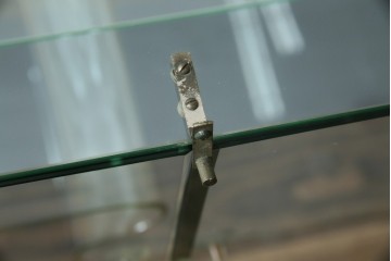 和製アンティーク　希少デザイン　S字ガラス棚のデザインがおしゃれな両開き卓上ガラスケース　(R-082215)