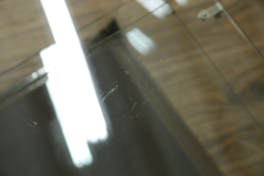 和製アンティーク　希少デザイン　S字ガラス棚のデザインがおしゃれな両開き卓上ガラスケース　(R-082215)