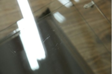 和製アンティーク　希少デザイン　S字ガラス棚のデザインがおしゃれな両開き卓上ガラスケース　(R-082215)