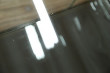 和製アンティーク　希少デザイン　S字ガラス棚のデザインがおしゃれな両開き卓上ガラスケース　(R-082215)