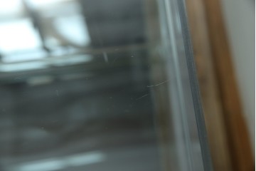 和製アンティーク　希少デザイン　S字ガラス棚のデザインがおしゃれな両開き卓上ガラスケース　(R-082215)