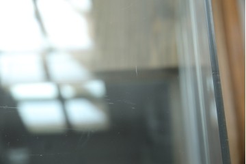 和製アンティーク　希少デザイン　S字ガラス棚のデザインがおしゃれな両開き卓上ガラスケース　(R-082215)