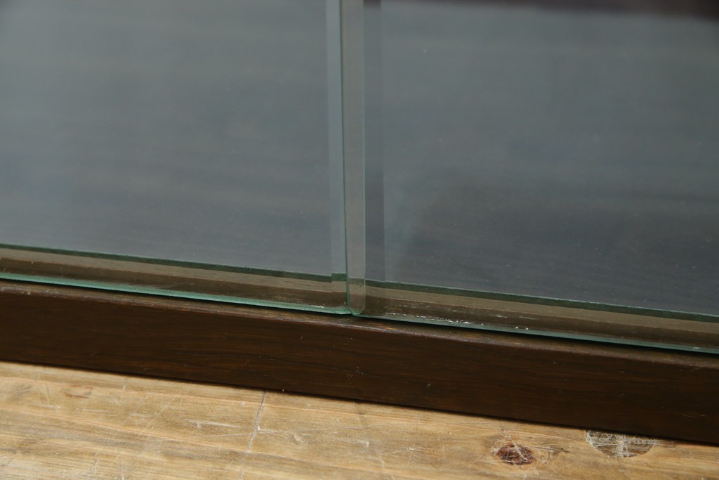 和製アンティーク　希少デザイン　S字ガラス棚のデザインがおしゃれな両開き卓上ガラスケース　(R-082215)