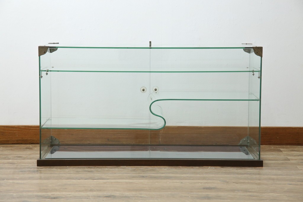 和製アンティーク　希少デザイン　S字ガラス棚のデザインがおしゃれな両開き卓上ガラスケース　(R-082215)