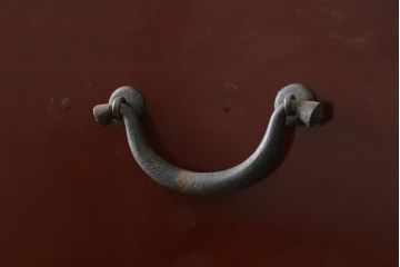 和製アンティーク　上手物!!　前面漆溜め塗り　内部桐(キリ)材　作りの良い金具の関西衣装箪笥(和たんす、衣装タンス、収納箪笥、整理箪笥、引き出し、時代箪笥)(R-082217)