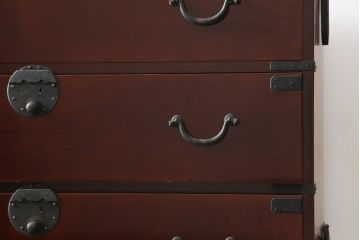 和製アンティーク　上手物!!　前面漆溜め塗り　内部桐(キリ)材　作りの良い金具の関西衣装箪笥(和たんす、衣装タンス、収納箪笥、整理箪笥、引き出し、時代箪笥)(R-082217)