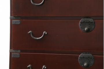 和製アンティーク　上手物!!　前面漆溜め塗り　内部桐(キリ)材　作りの良い金具の関西衣装箪笥(和たんす、衣装タンス、収納箪笥、整理箪笥、引き出し、時代箪笥)(R-082217)