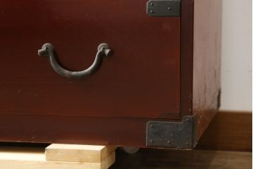 和製アンティーク　上手物!!　前面漆溜め塗り　内部桐(キリ)材　作りの良い金具の関西衣装箪笥(和たんす、衣装タンス、収納箪笥、整理箪笥、引き出し、時代箪笥)(R-082217)