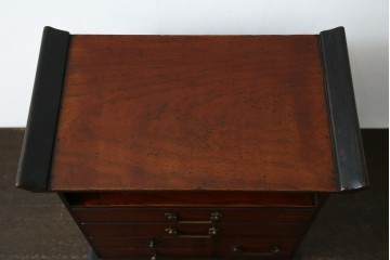 和製アンティーク　欅(ケヤキ)材　漆塗り　深みのある色合いが美しい漆塗り庄内小引き出し　(R-082218)