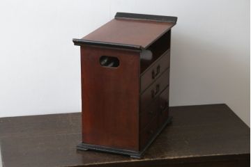 和製アンティーク　欅(ケヤキ)材　漆塗り　深みのある色合いが美しい漆塗り庄内小引き出し(卓上収納、小物収納)(R-082218)