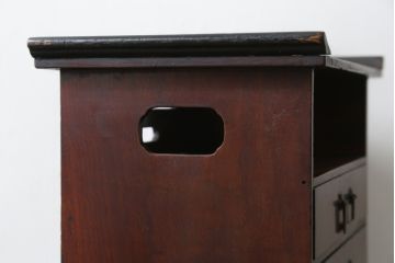 和製アンティーク　欅(ケヤキ)材　漆塗り　深みのある色合いが美しい漆塗り庄内小引き出し(卓上収納、小物収納)(R-082218)