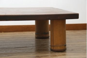 和製アンティーク　希少なデザイン　竹の脚が珍しい松材一枚板の座卓(ローテーブル、センターテーブル、リビングテーブル)(R-082221)