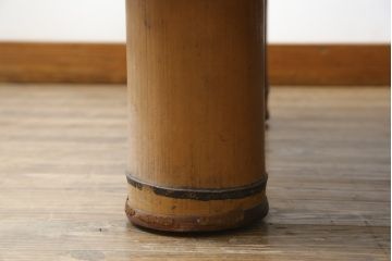 和製アンティーク　希少なデザイン　竹の脚が珍しい松材一枚板の座卓(ローテーブル、センターテーブル、リビングテーブル)(R-082221)
