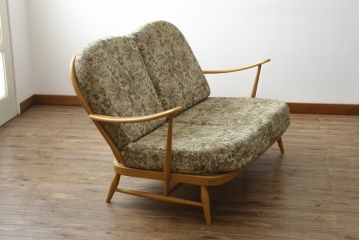 中古　美品!!　ERCOL(アーコール)　ボタニカル柄のファブリックが上品な2人掛けソファ(アームソファ、2Pソファ、二人掛け、英国、北欧)(R-082222)