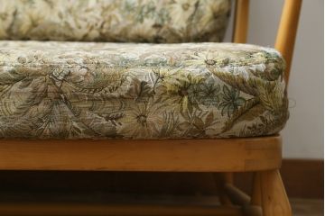 中古　美品!!　ERCOL(アーコール)　ボタニカル柄のファブリックが上品な2人掛けソファ(アームソファ、2Pソファ、二人掛け、英国、北欧)(R-082222)