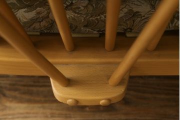 中古　美品!!　ERCOL(アーコール)　ボタニカル柄のファブリックが上品な2人掛けソファ(アームソファ、2Pソファ、二人掛け、英国、北欧)(R-082222)