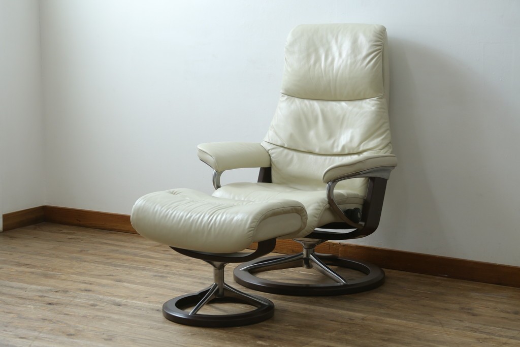 中古　美品　EKORNES(エコーネス)　Stressless(ストレスレス)　View (S)　シグニチャー オットマン付　優雅な寛ぎの時間を演出する回転チェアとオットマンのセット　定価(セット合計)約44万円　R-082224