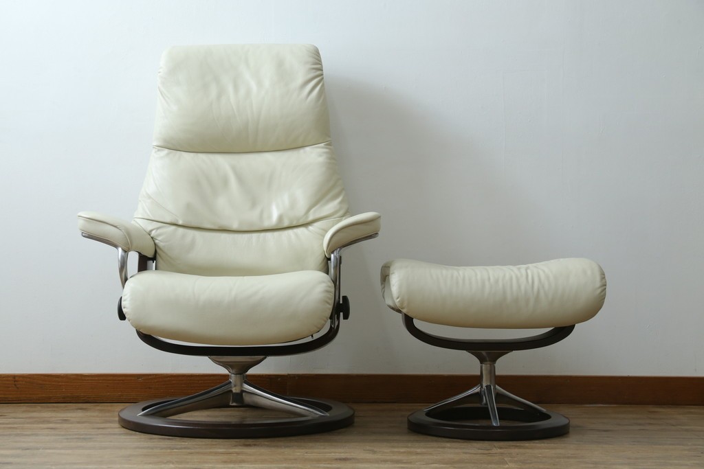 中古　美品　EKORNES(エコーネス)　Stressless(ストレスレス)　View (S)　シグニチャー オットマン付　優雅な寛ぎの時間を演出する回転チェアとオットマンのセット　定価(セット合計)約44万円　R-082224
