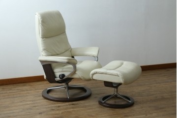 中古　美品　EKORNES(エコーネス)　Stressless(ストレスレス)　View (S)　シグニチャー オットマン付　優雅な寛ぎの時間を演出する回転チェアとオットマンのセット　定価(セット合計)約44万円　R-082224