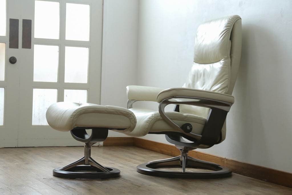 中古　美品　EKORNES(エコーネス)　Stressless(ストレスレス)　View (S)　シグニチャー オットマン付　優雅な寛ぎの時間を演出する回転チェアとオットマンのセット　定価(セット合計)約44万円　R-082224