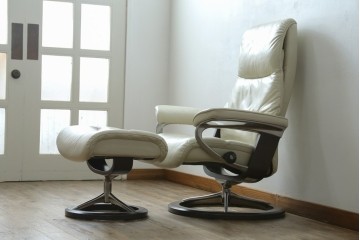 中古　美品　EKORNES(エコーネス)　Stressless(ストレスレス)　View (S)　シグニチャー オットマン付　優雅な寛ぎの時間を演出する回転チェアとオットマンのセット　定価(セット合計)約44万円　R-082224