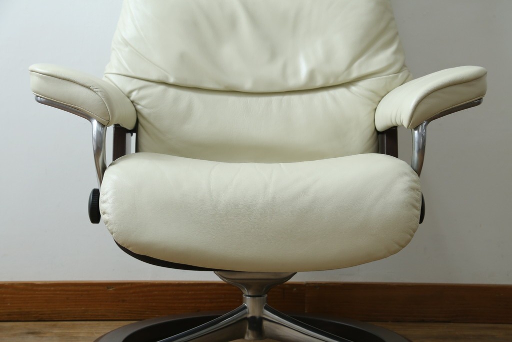 中古　美品　EKORNES(エコーネス)　Stressless(ストレスレス)　View (S)　シグニチャー オットマン付　優雅な寛ぎの時間を演出する回転チェアとオットマンのセット　定価(セット合計)約44万円　R-082224