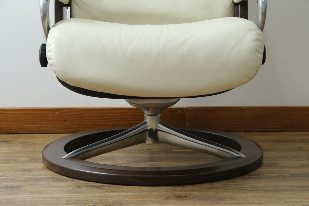 中古　美品　EKORNES(エコーネス)　Stressless(ストレスレス)　View (S)　シグニチャー オットマン付　優雅な寛ぎの時間を演出する回転チェアとオットマンのセット　定価(セット合計)約44万円　R-082224