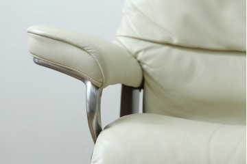 中古　美品　EKORNES(エコーネス)　Stressless(ストレスレス)　View (S)　シグニチャー オットマン付　優雅な寛ぎの時間を演出する回転チェアとオットマンのセット　定価(セット合計)約44万円　R-082224