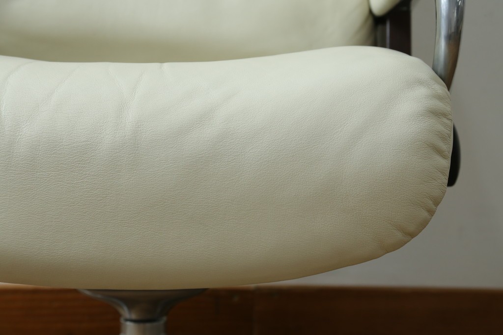 中古　美品　EKORNES(エコーネス)　Stressless(ストレスレス)　View (S)　シグニチャー オットマン付　優雅な寛ぎの時間を演出する回転チェアとオットマンのセット　定価(セット合計)約44万円　R-082224