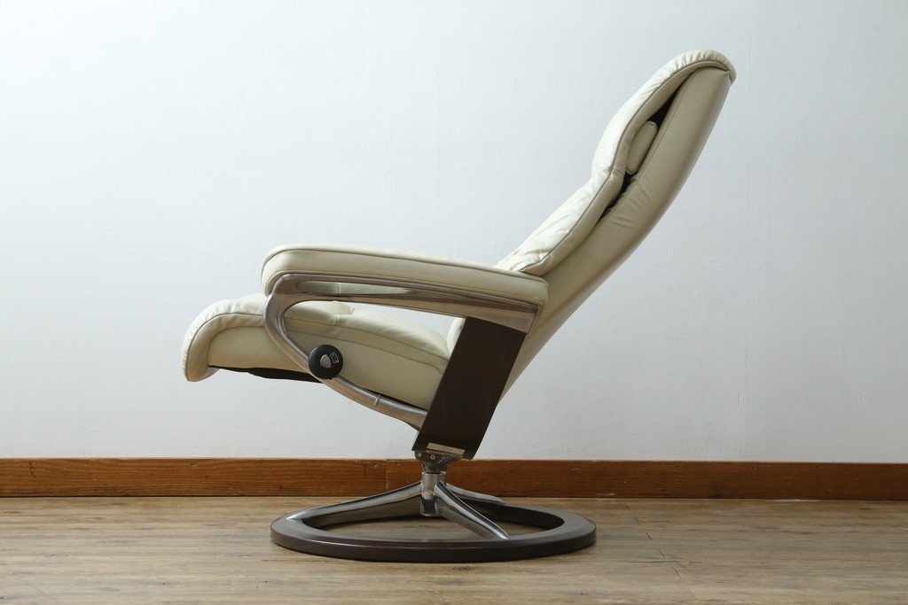 中古　美品　EKORNES(エコーネス)　Stressless(ストレスレス)　View (S)　シグニチャー オットマン付　優雅な寛ぎの時間を演出する回転チェアとオットマンのセット　定価(セット合計)約44万円　R-082224