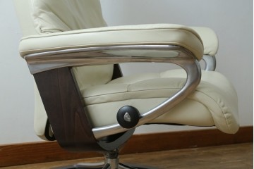 中古　美品　EKORNES(エコーネス)　Stressless(ストレスレス)　View (S)　シグニチャー オットマン付　優雅な寛ぎの時間を演出する回転チェアとオットマンのセット　定価(セット合計)約44万円　R-082224