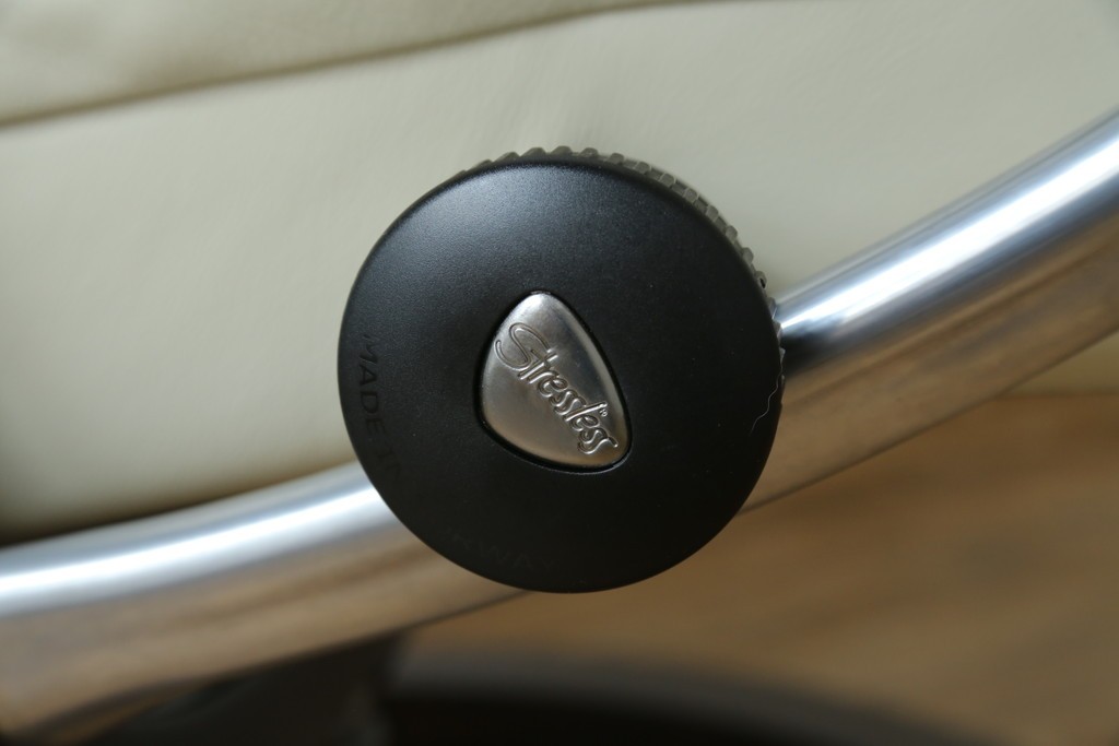 中古　美品　EKORNES(エコーネス)　Stressless(ストレスレス)　View (S)　シグニチャー オットマン付　優雅な寛ぎの時間を演出する回転チェアとオットマンのセット　定価(セット合計)約44万円　R-082224